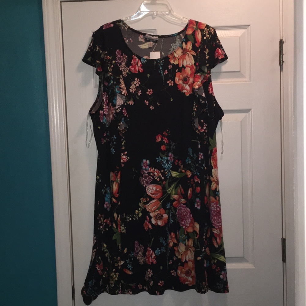 NWT Floral dress with ruffle front. 3x
